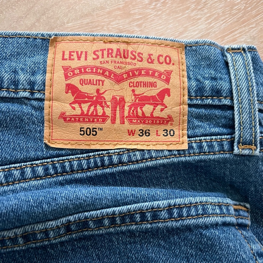 Levi’s Classic Blue Denim Men’s Jeans - Picture 5 of 5